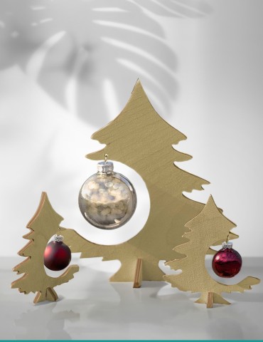Festliches Holzambiente: Dekorative Weihnachtsbäume mit charmanten Christbaumkugeln